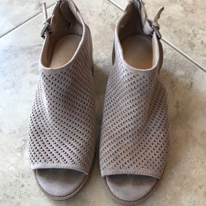 Justice girl’s sandals small heel size 6